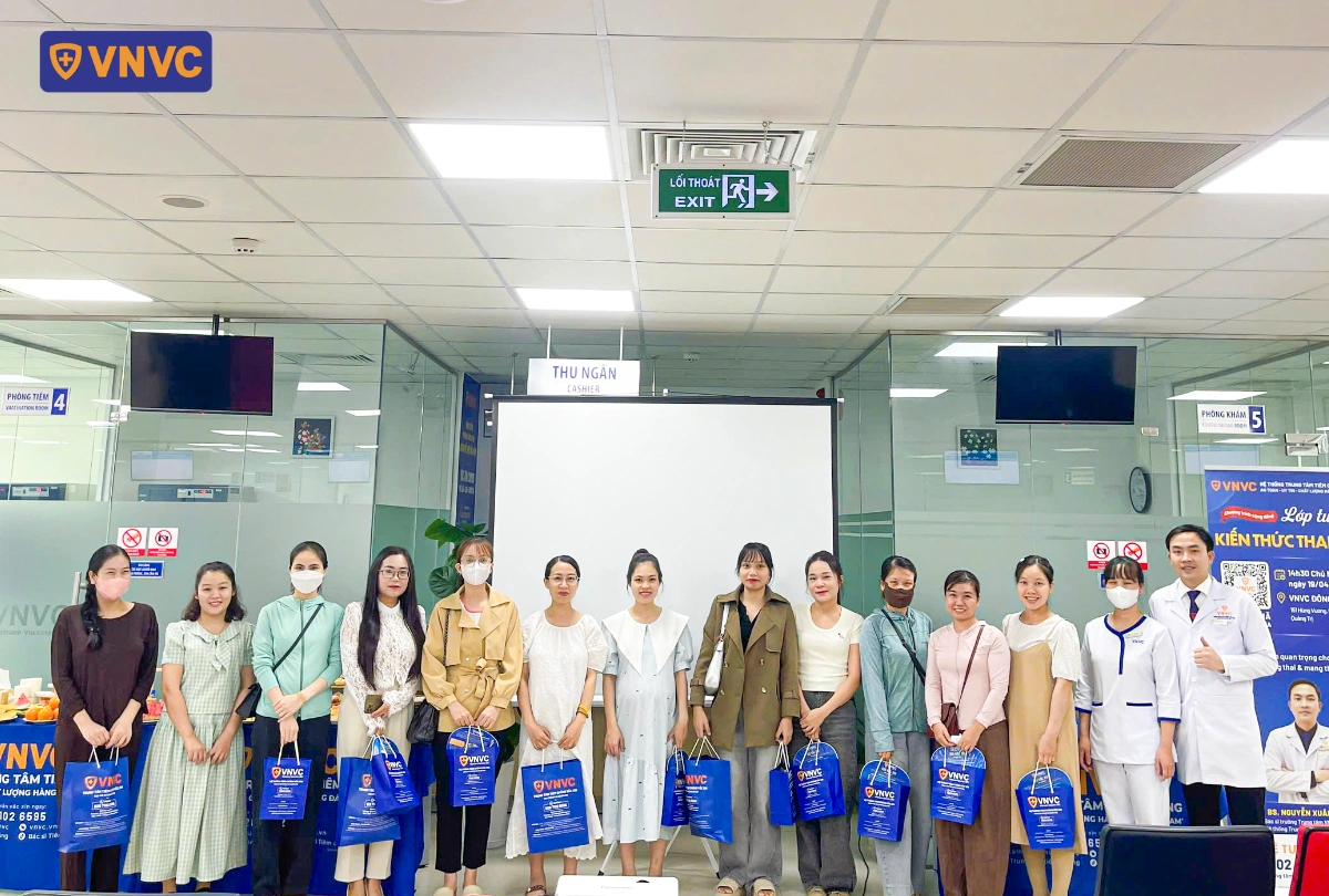 khách tham dự tư vấn nhận quà