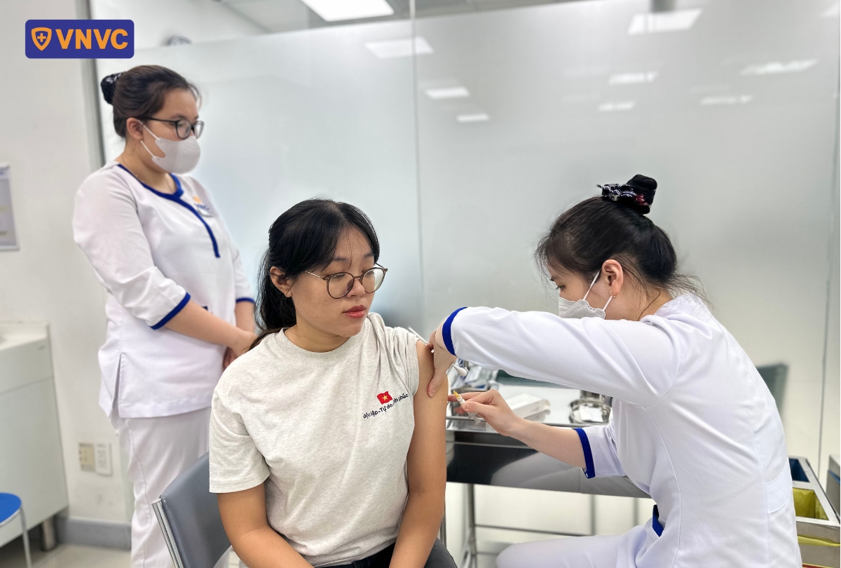 khách trẻ tuổi tiêm vắc xin cúm tại vnvc