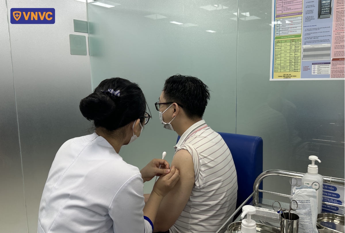 khách trung niên tiêm vắc xin cúm tại vnvc