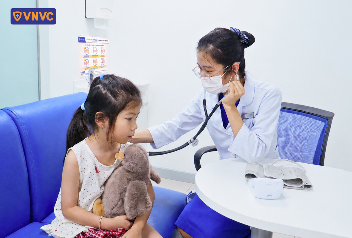 khám sàng lọc cho em bé gái