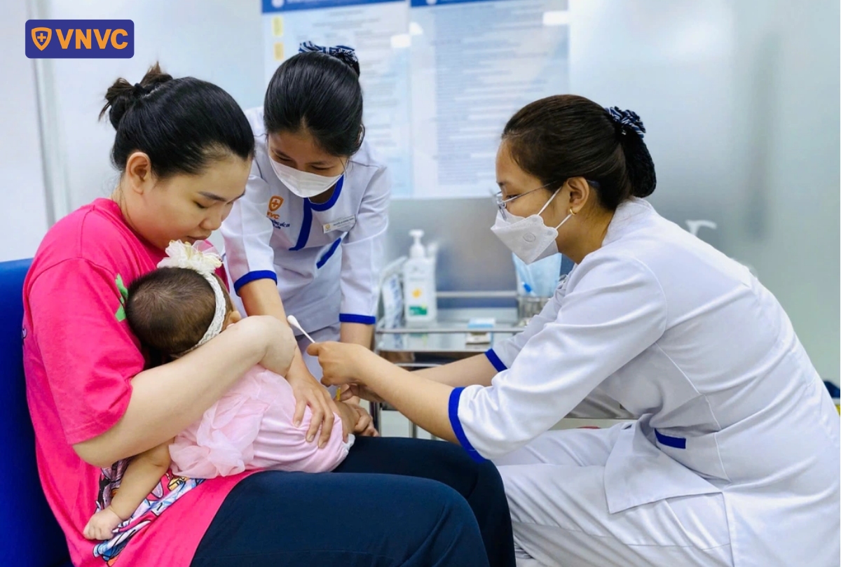 mẹ đưa trẻ đi tiêm kháng thể rsv