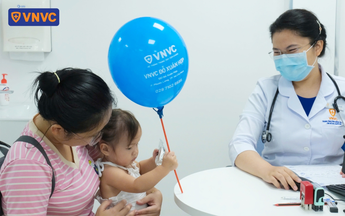mẹ và bé tiêm tại vnvc đỗ xuân hợp