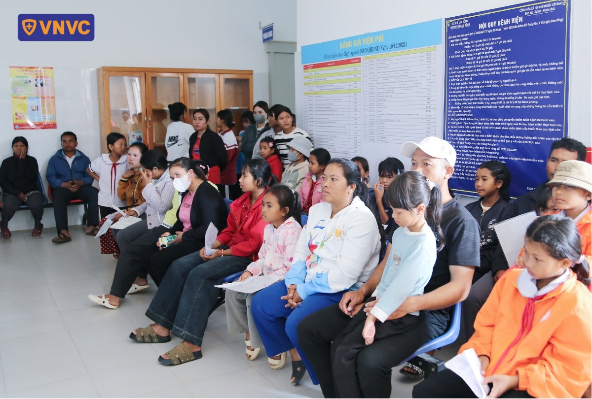 người dân đợi tiêm phòng