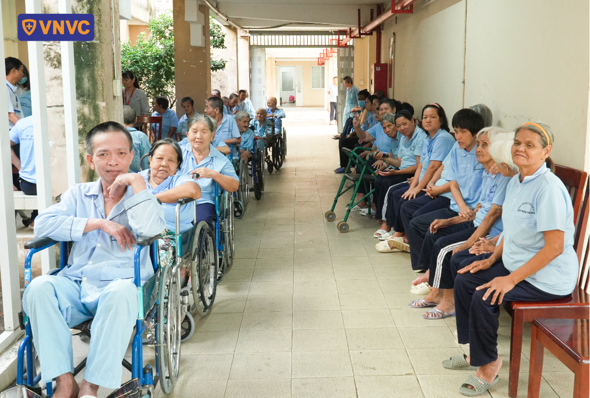 người già và khuyết tật ngồi chờ tiêm