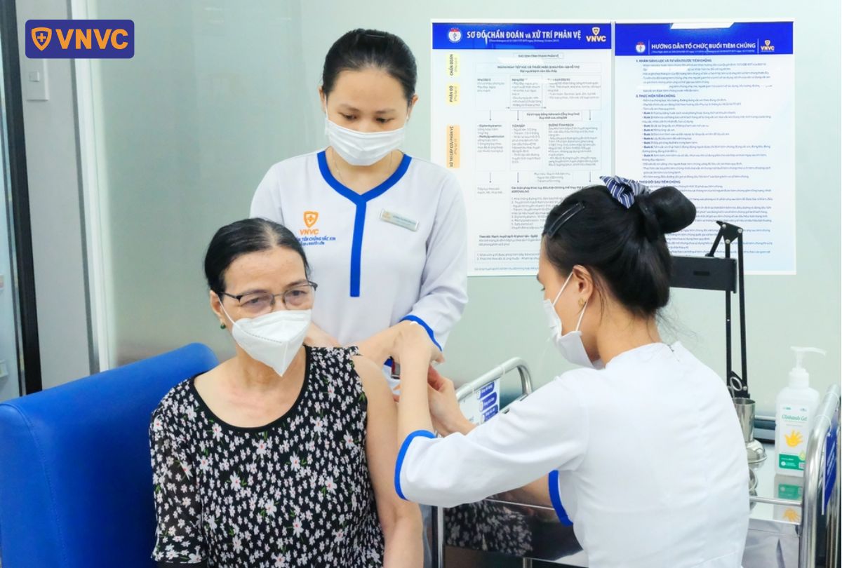 người lớn tuổi cũng cần tiêm vắc xin truyền nhiễm