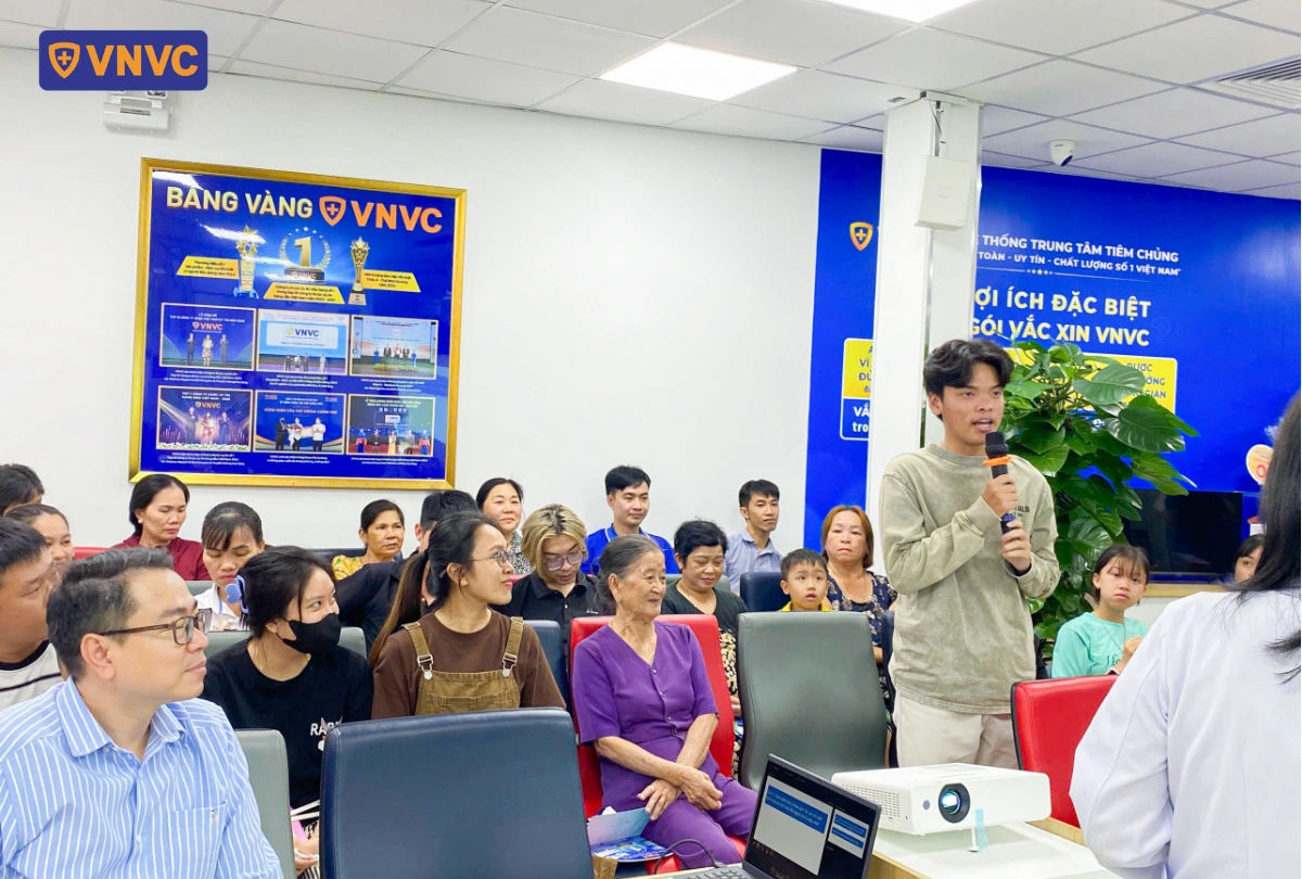 người tham dự đặt câu hỏi
