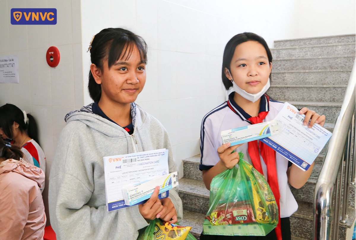 nhận quà sau khi tiêm phòng hpv