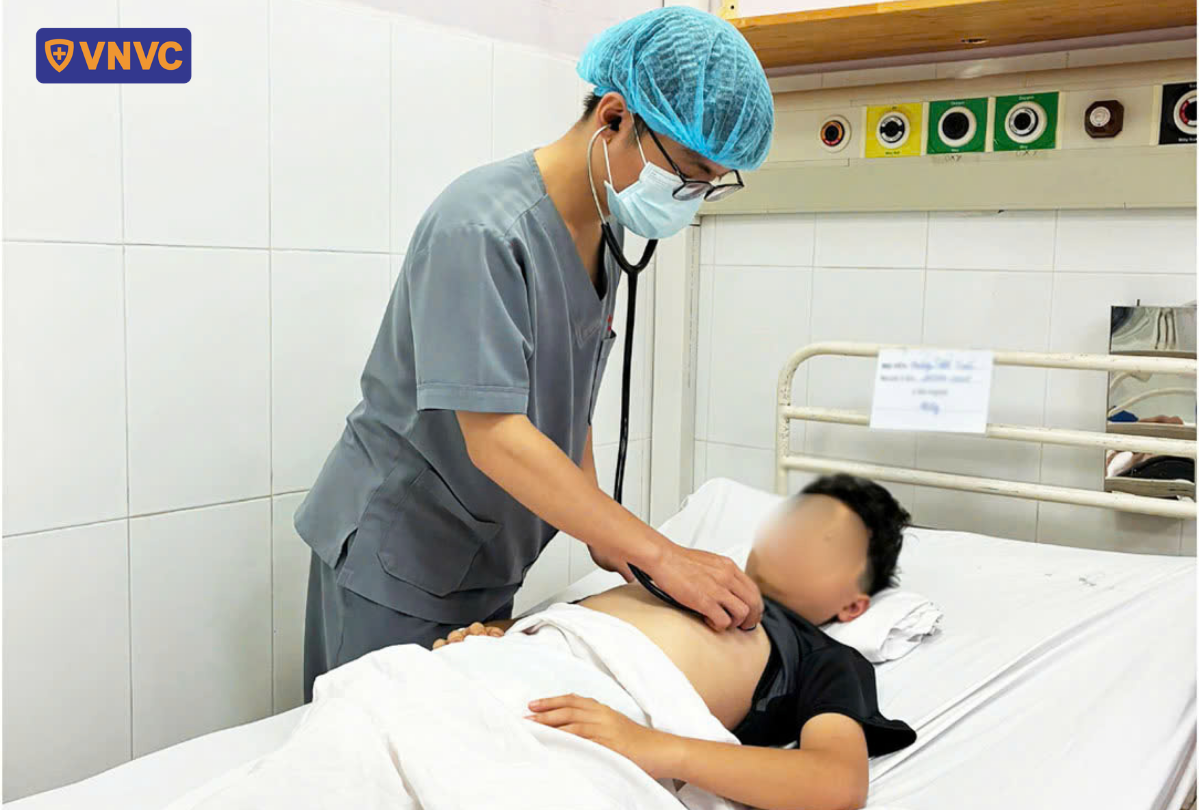 nhân viên đặt ống nghe