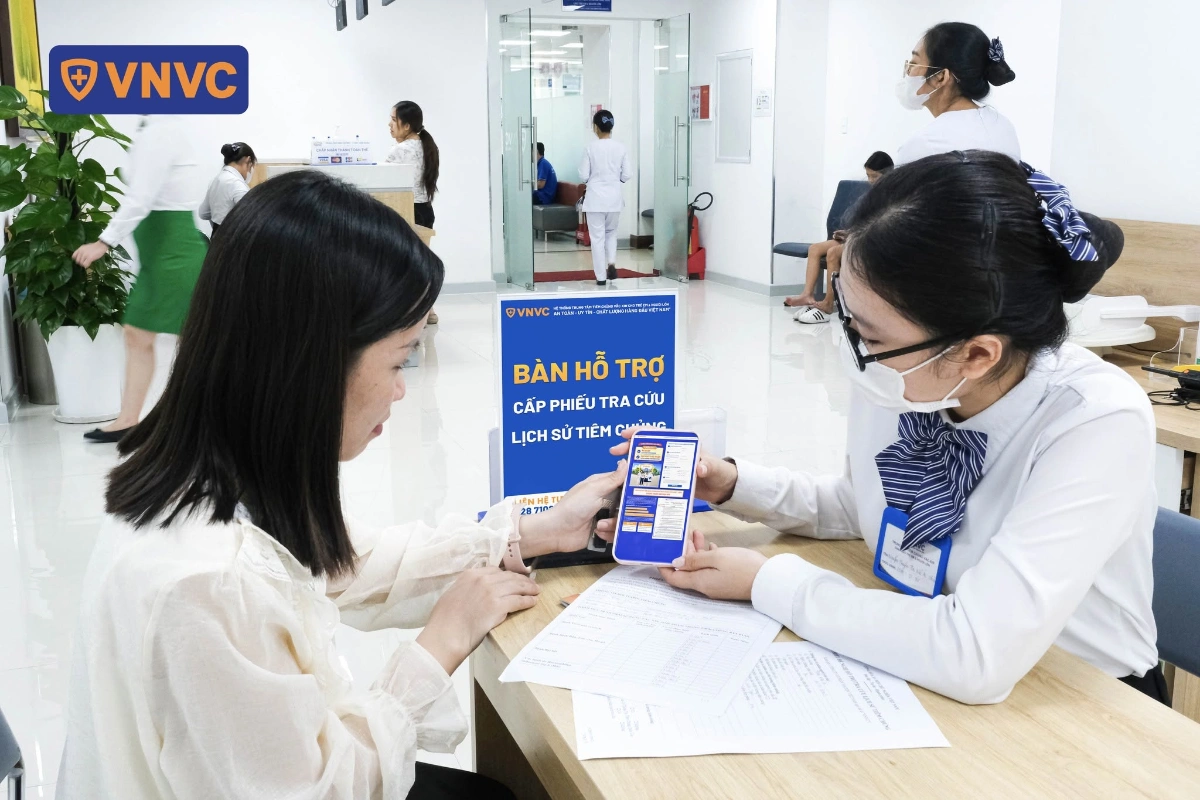 nhân viên giải thích về chương trình hỗ trợ