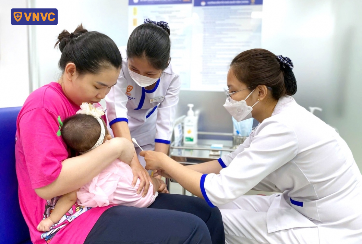 nhân viên tiêm chủng cho em bé nhỏ