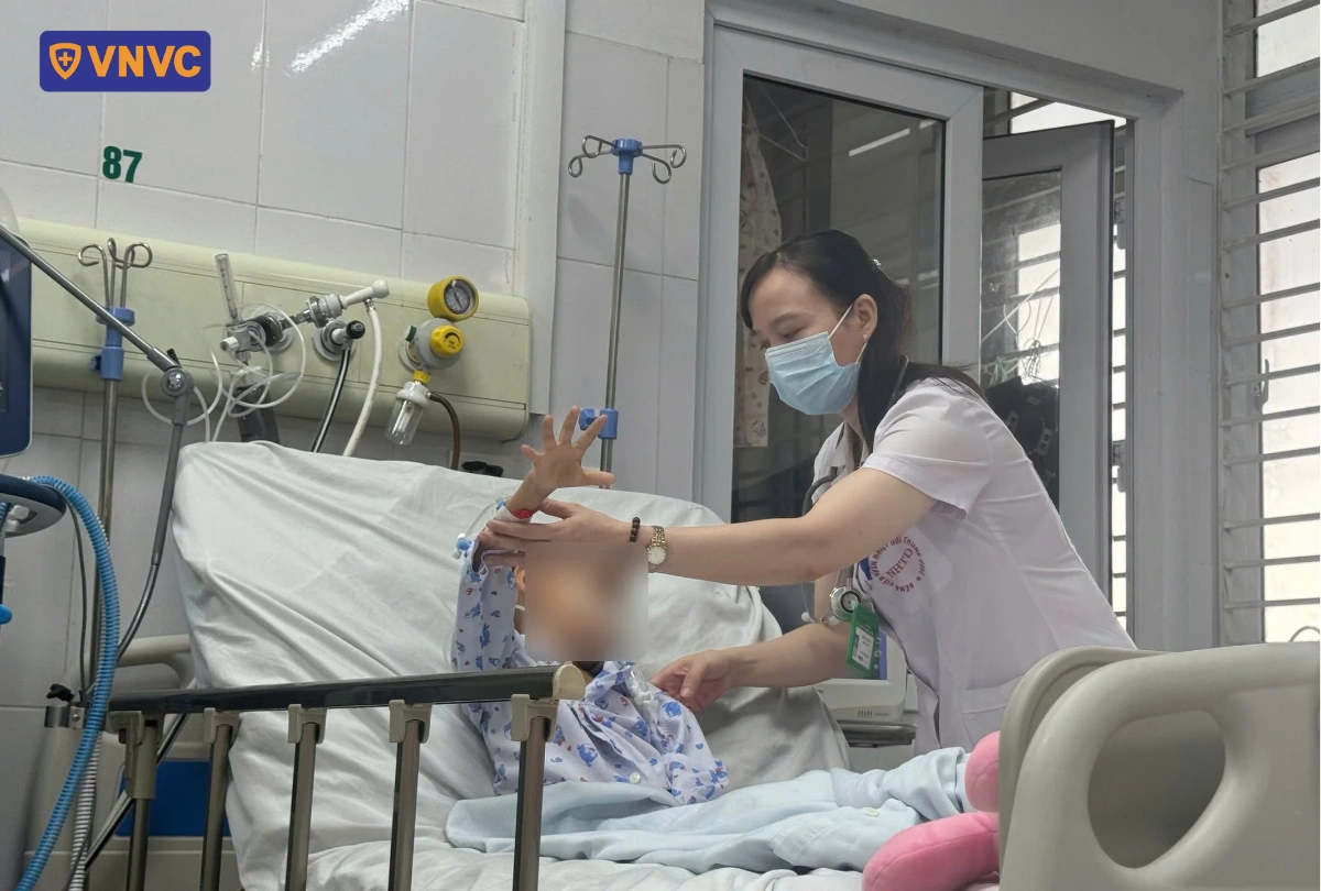 nhân viên y tế chăm sóc bệnh nhân