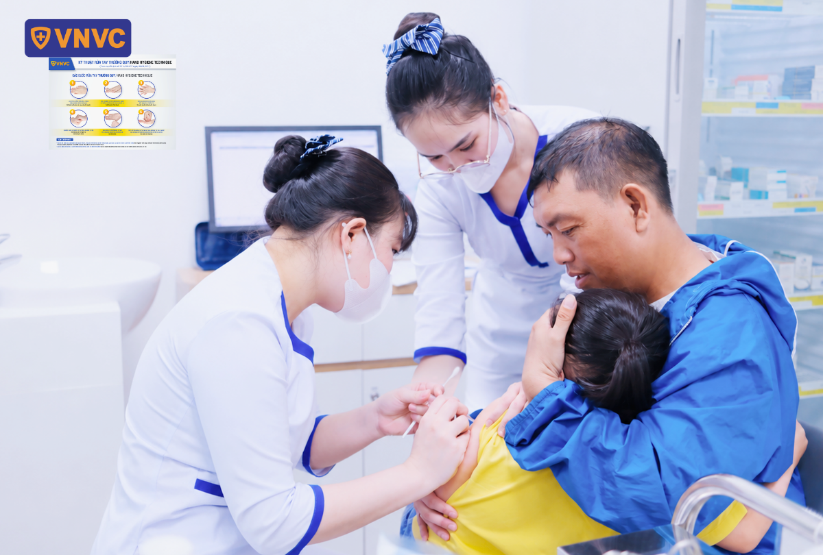 nhân viên y tế tiêm cho em bé gái