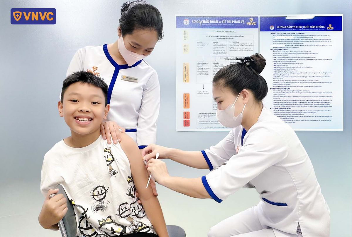 nhân viên y tế tiêm phòng cho học sinh