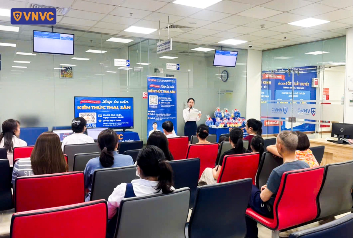 nhiều người ngồi nghe tư vấn