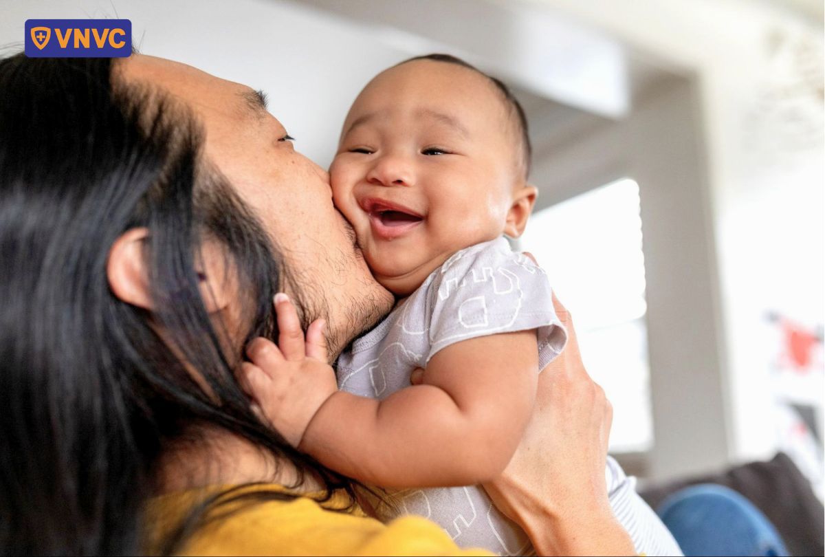 ôm hôn trẻ có gây lây bệnh