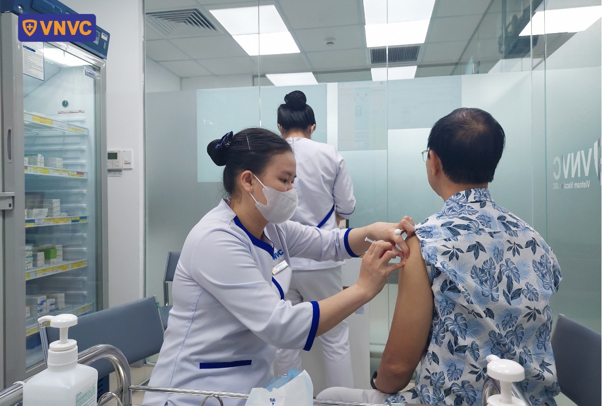 ông cụ tiêm vắc xin cúm tại vnvc