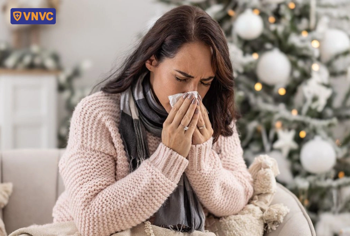 phụ nữ che mũi hắt hơi