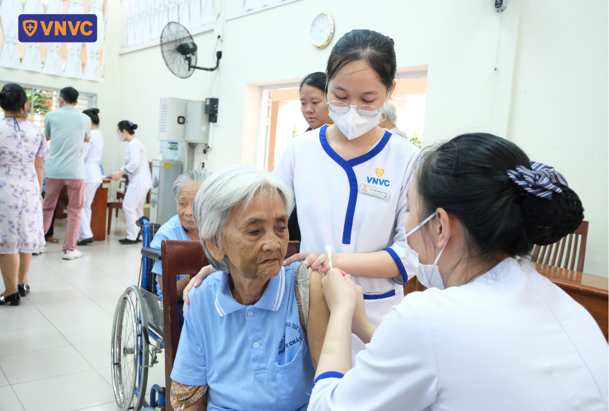 tiêm cho bà cụ già