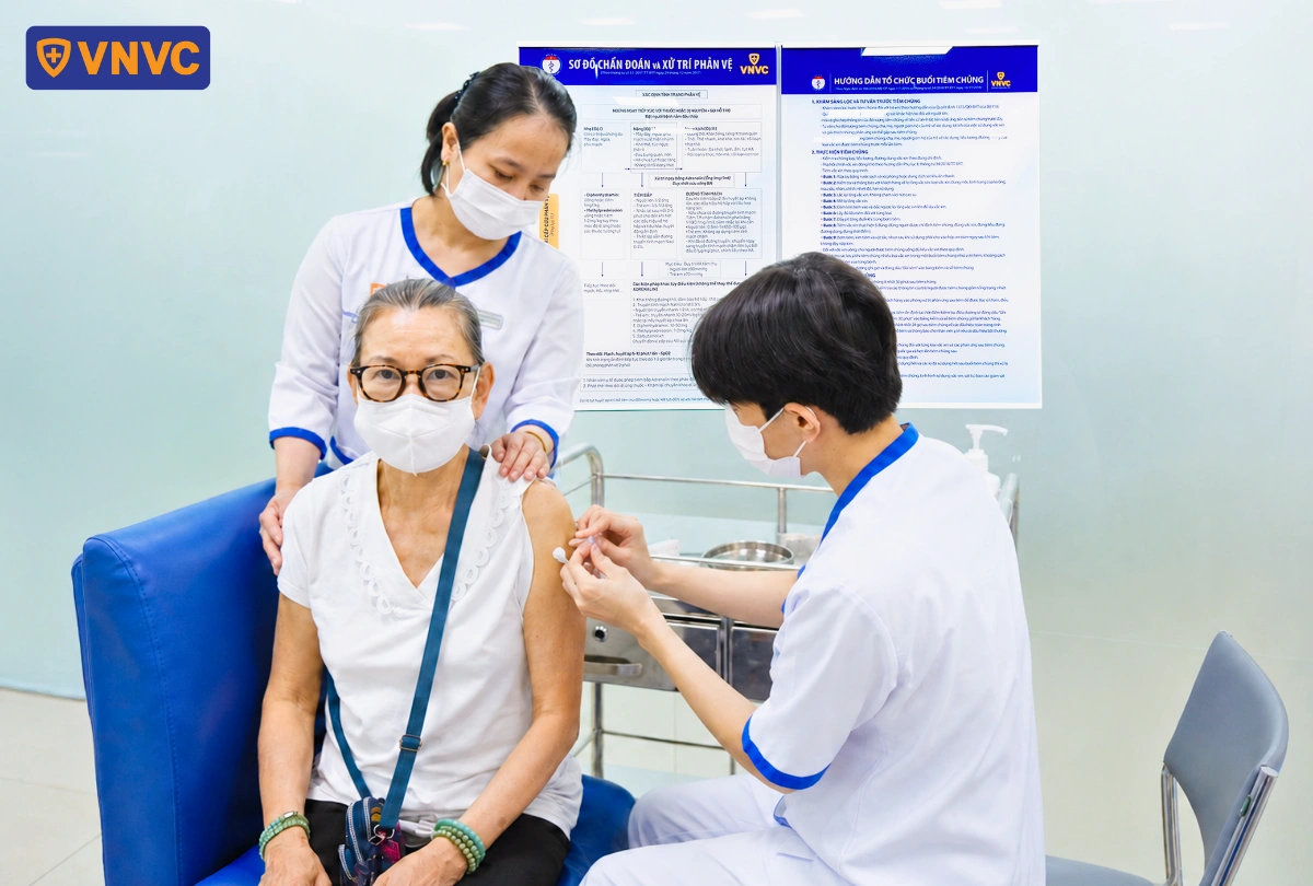 tiêm cho người cao tuổi ngừa viêm gan