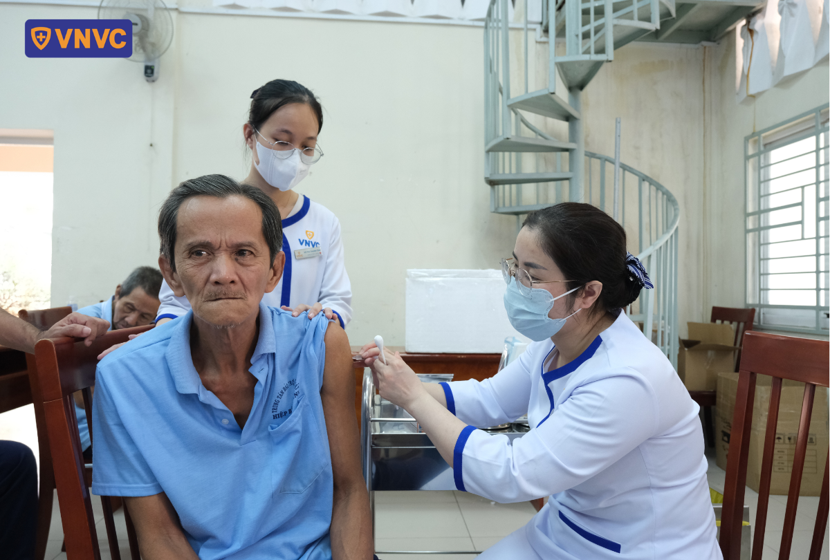 tiêm cho người ông cao tuổi