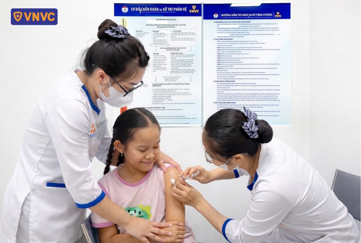 tiêm chủng cho bé gái
