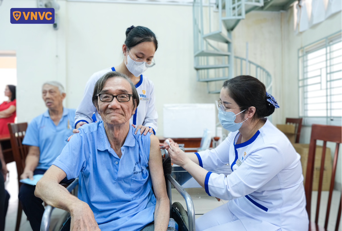 tiêm chủng cho ông lão