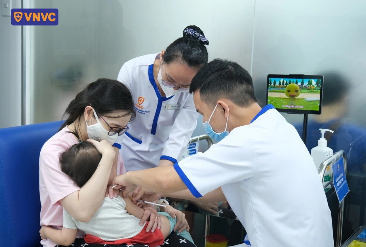 tiêm ngừa cho bé