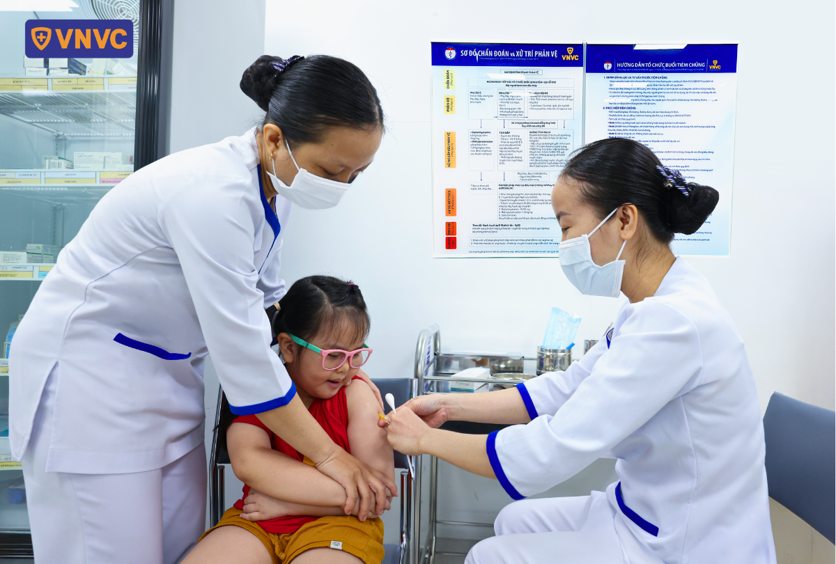 tiêm ngừa cho em gái nhỏ