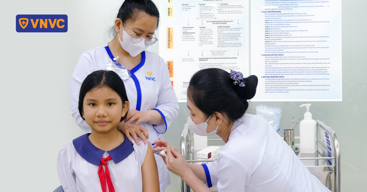 tiêm ngừa cho em học sinh
