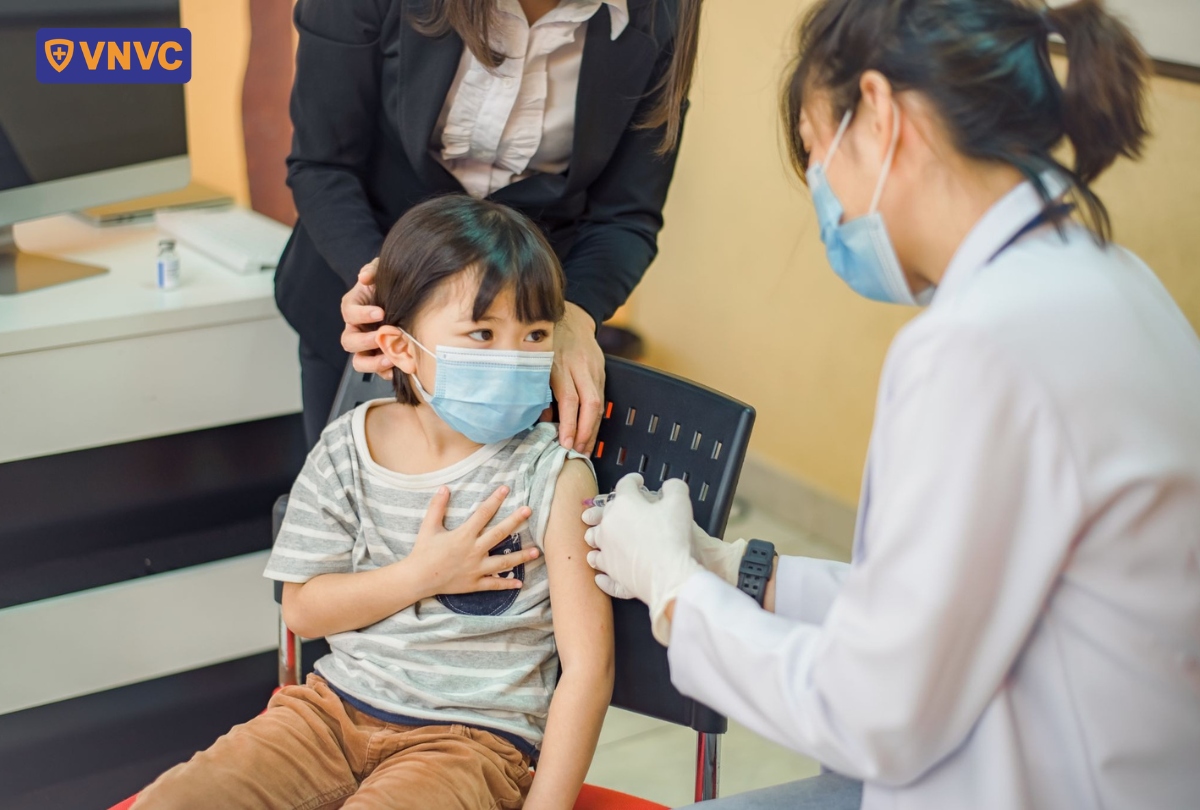 tiêm phòng bệnh cho bé gái