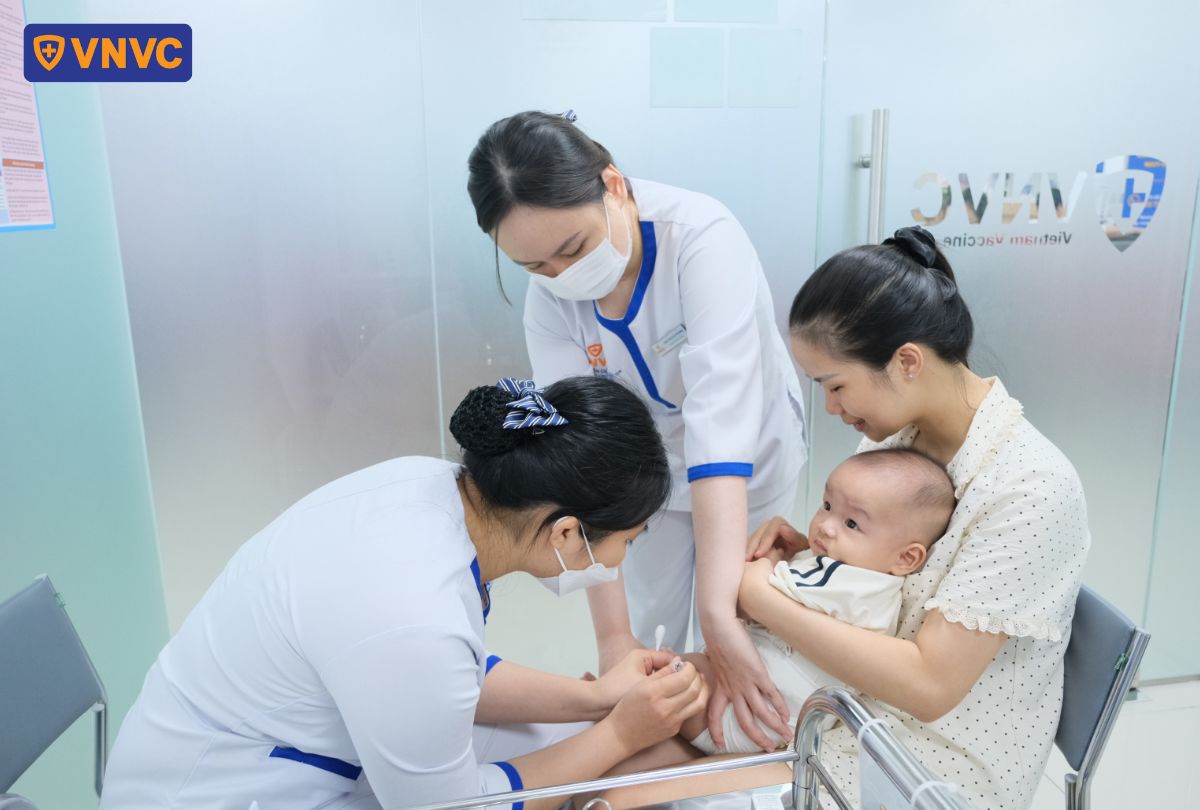 tiêm phòng bệnh truyền nhiễm cho trẻ