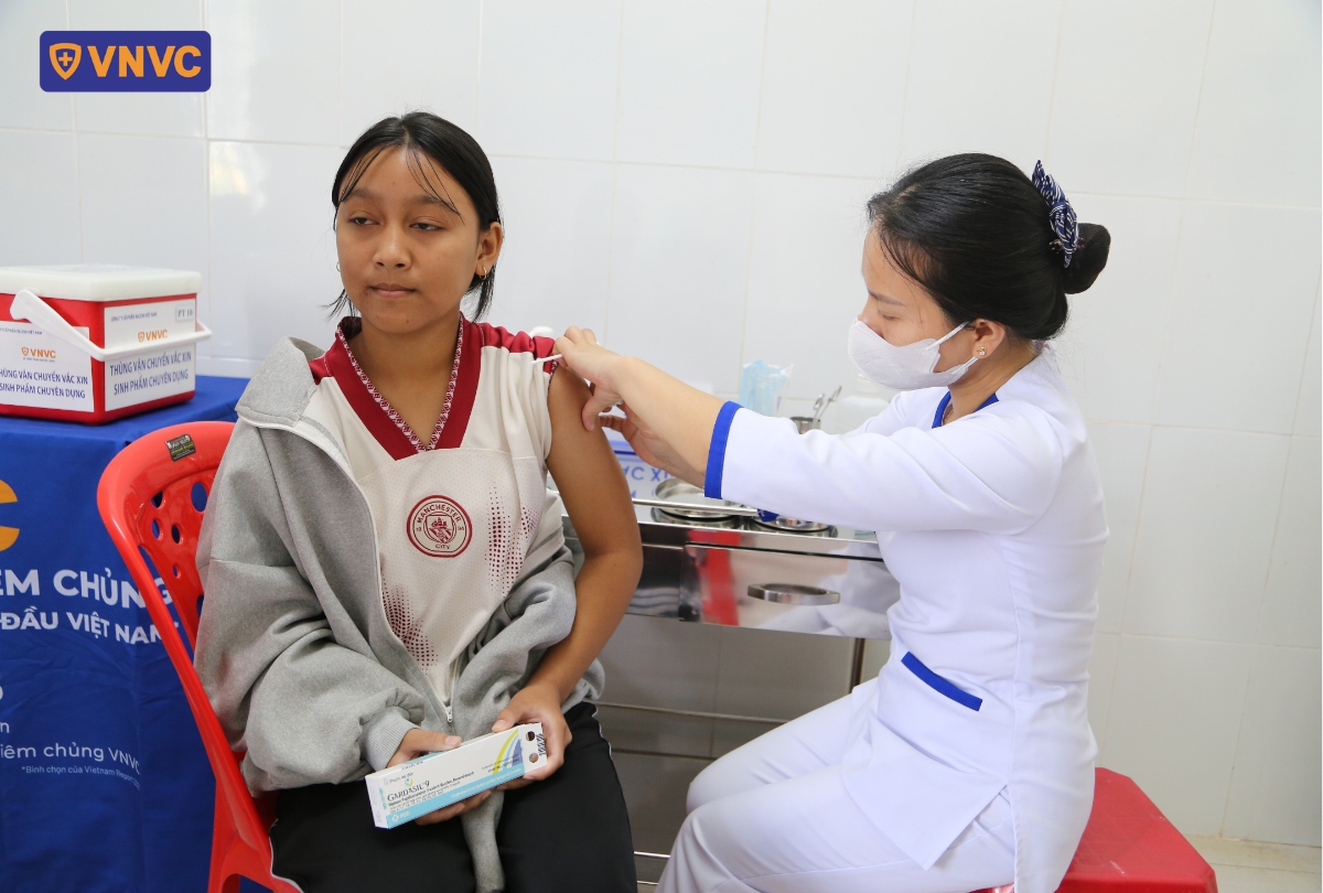 tiêm phòng cho bé gái