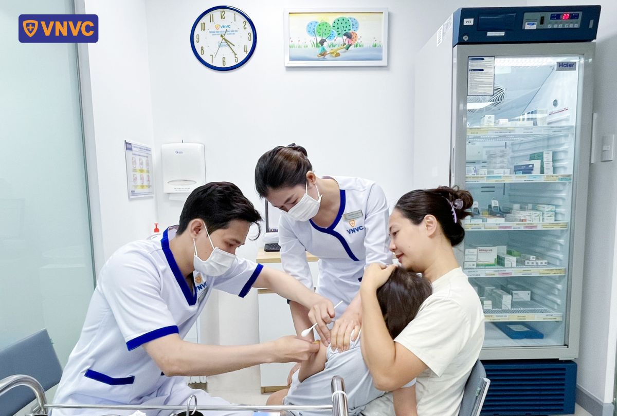 tiêm phòng cho trẻ đầy đủ