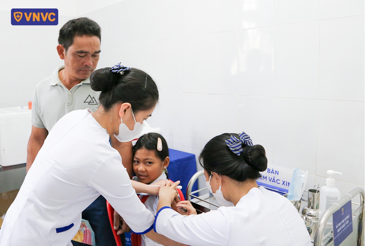 tiêm vắc xin cho học sinh
