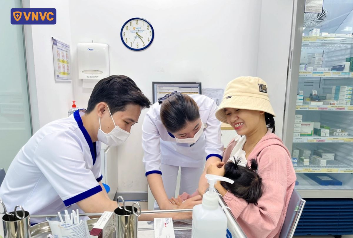 tiêm vắc xin não mô cầu cho bé tại vnvc