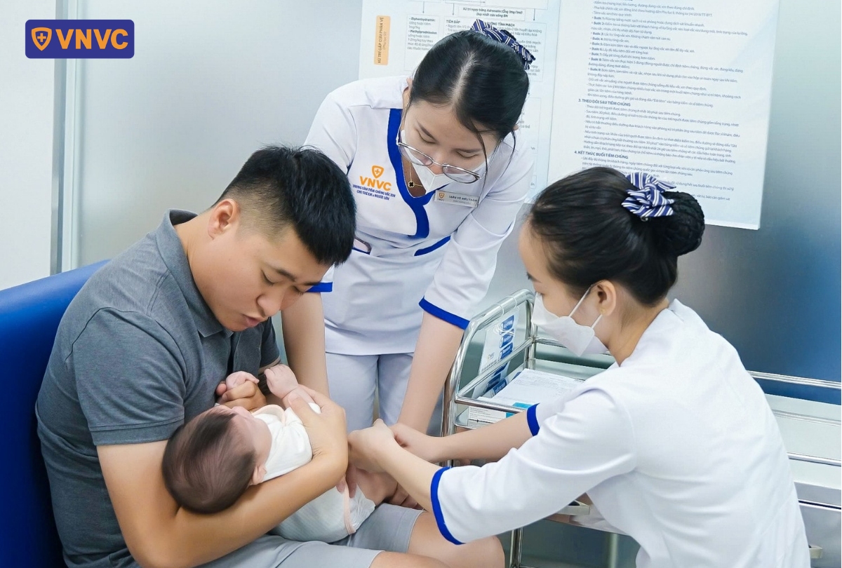 tiêm vắc xin não mô cầu đầy đủ cho trẻ nhỏ