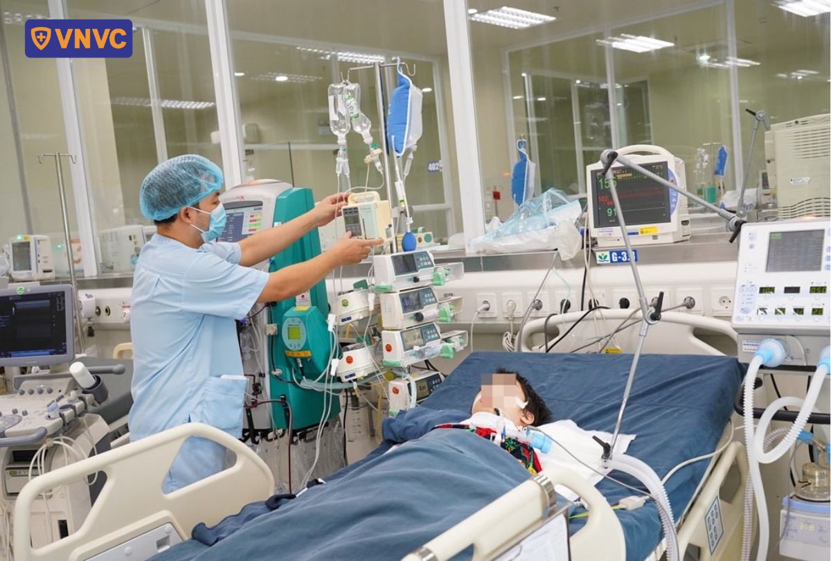trẻ bị biến chứng nặng khi nhiễm bệnh mùa mưa
