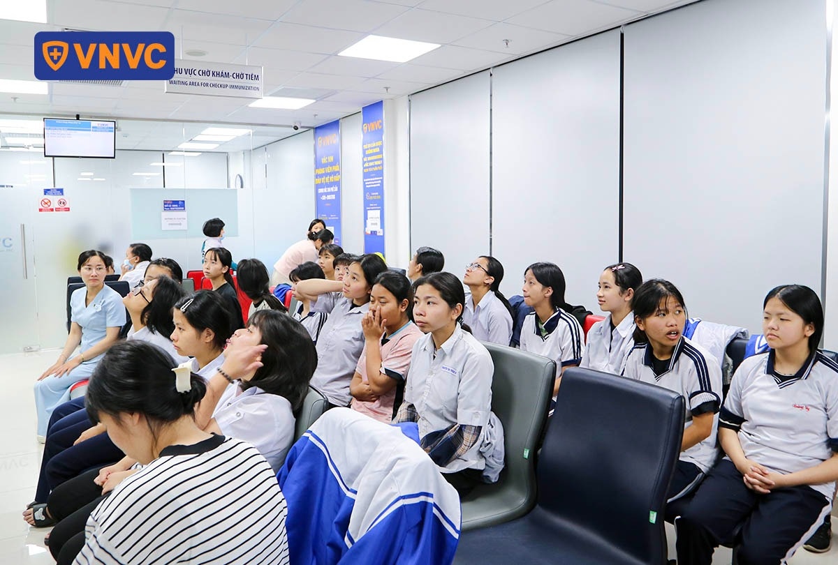 trẻ em ngồi chờ tiêm chủng