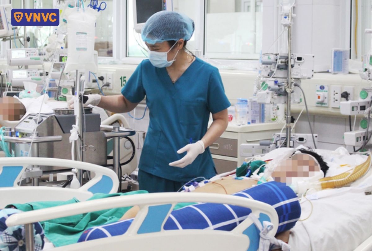 trẻ gặp biến chứng thoát huyết tương