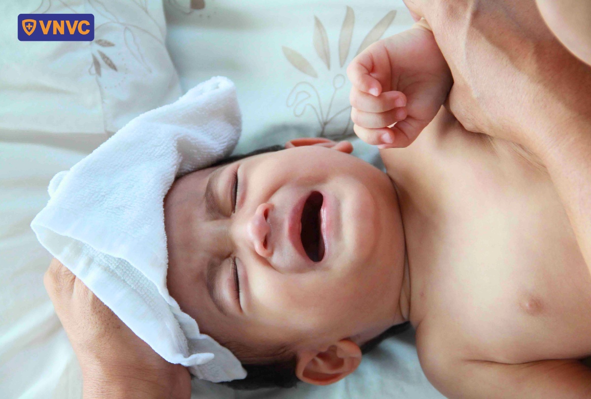trẻ khóc do sốt adenovirus