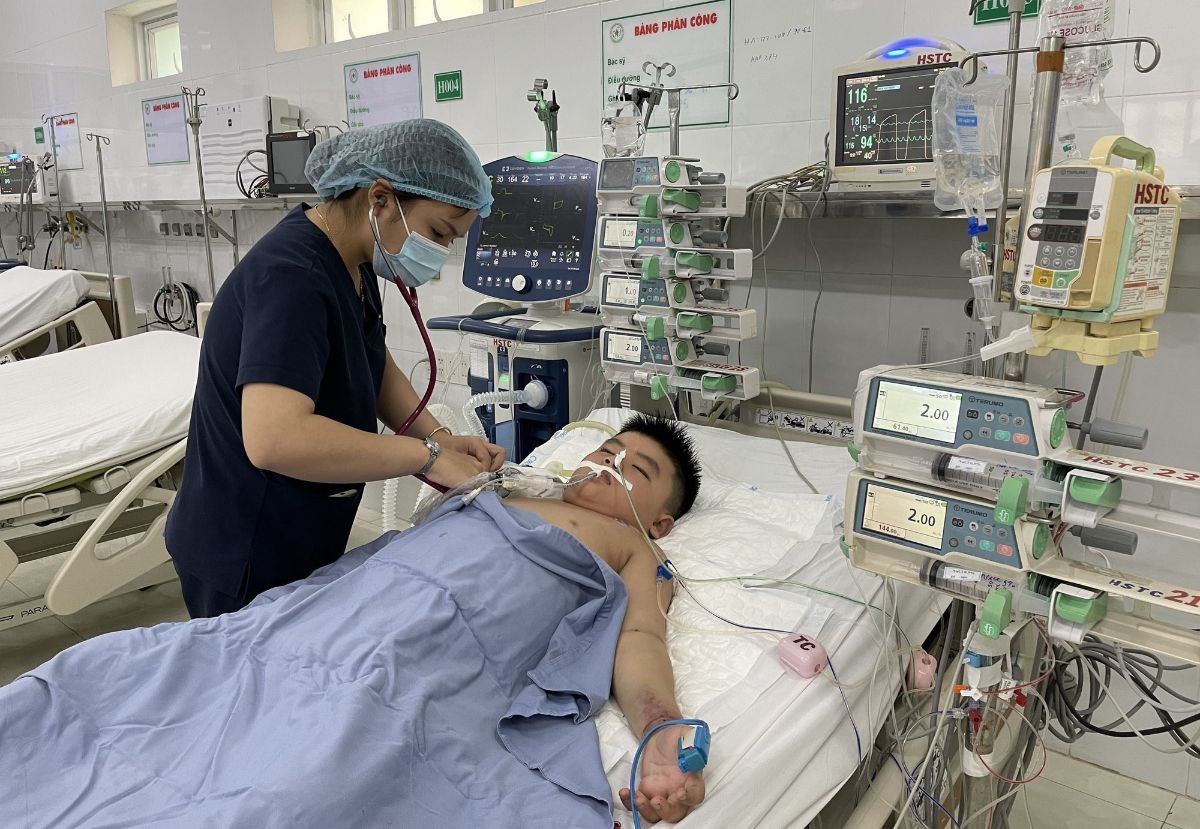 trẻ nhập viện cấp cứu do sốt xuất huyết