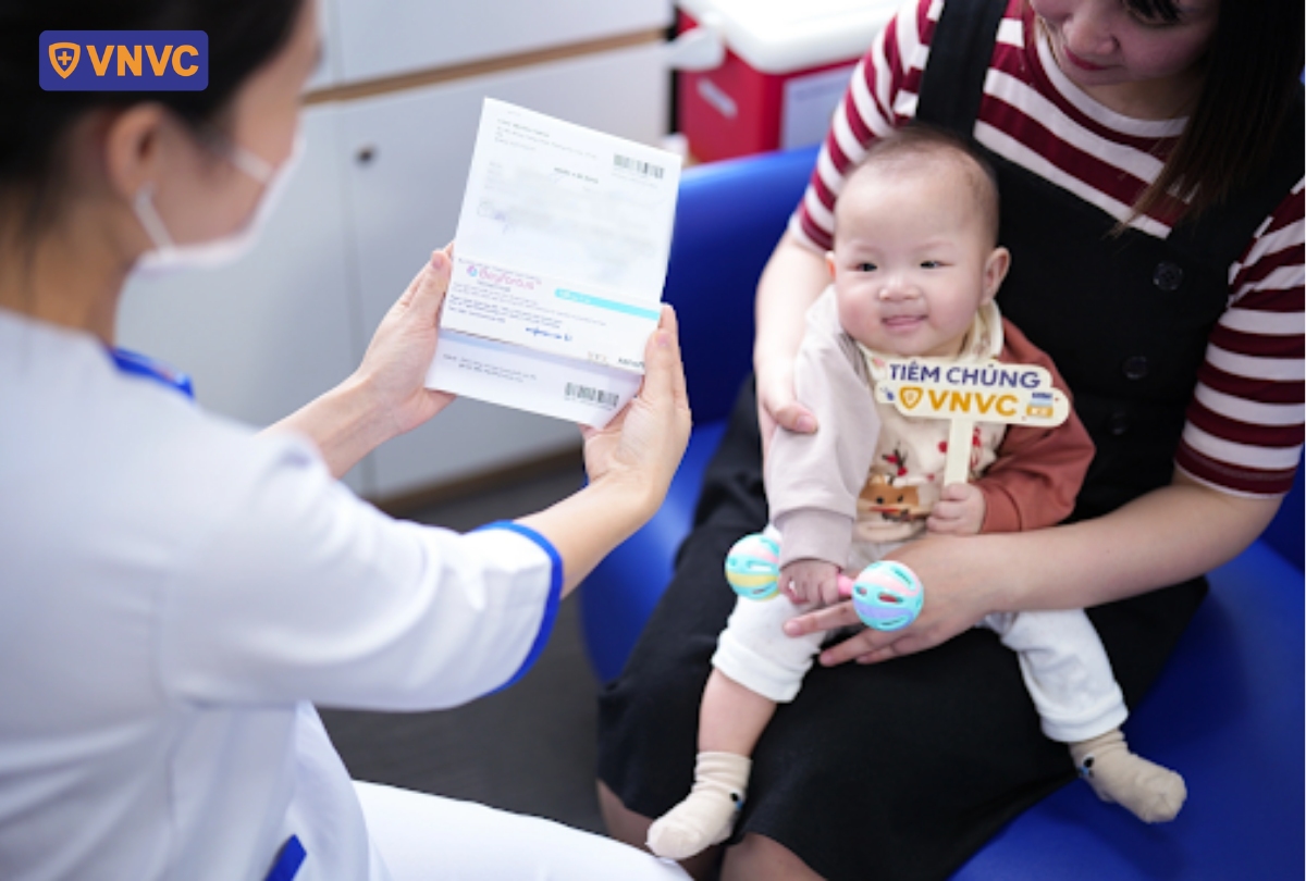 trẻ sơ sinh đủ tháng vẫn cần tiêm kháng thể rsv