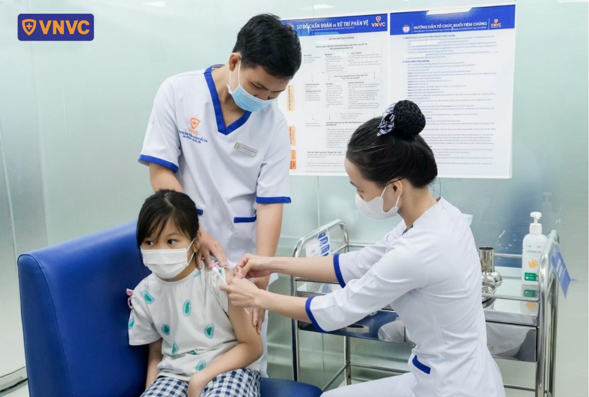 trẻ tiêm vắc xin tại vnvc khi vào lớp 1