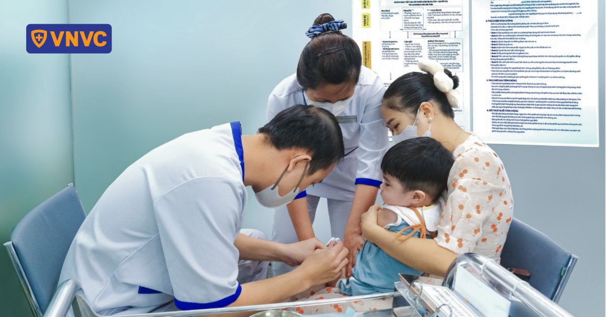 Trước khi vào lớp 1 đừng quên rà soát các vắc xin quan trọng cho con