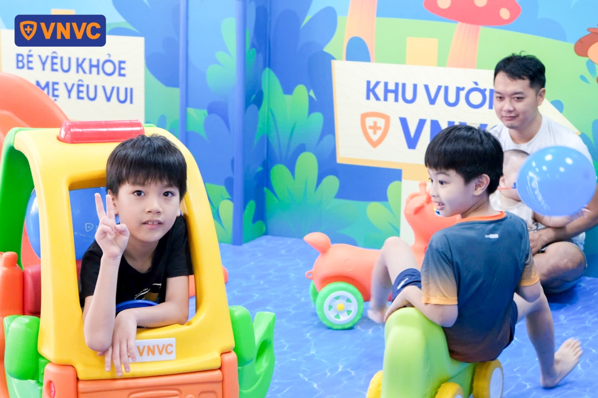 trẻ vui chơi tại vnvc đỗ xuân hợp