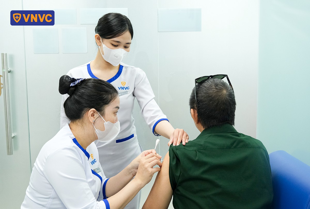 bác cựu chiến binh tại củ chi đang tiêm cúm