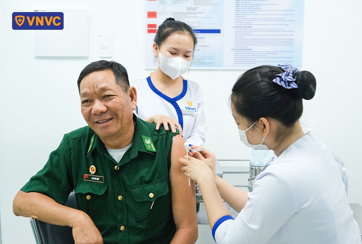 bác cựu chiến binh tiêm cúm