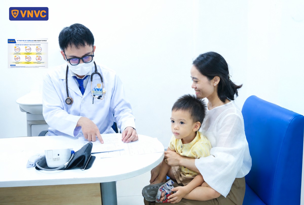 bác sĩ cấp giấy xác nhận tiêm chủng cho bé