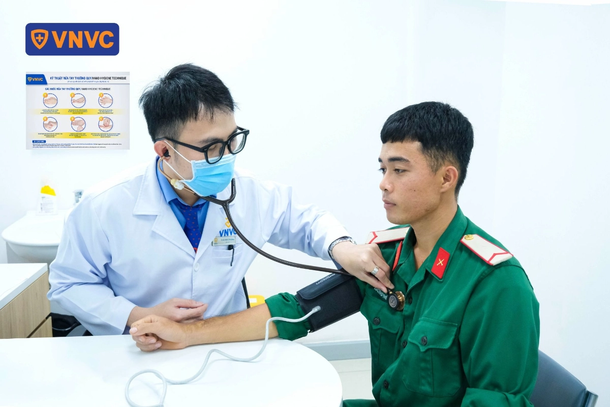 bác sĩ khám sàng lọc cho chiến sĩ
