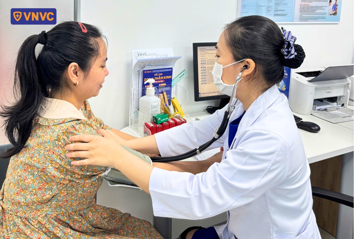 bác sĩ khám sàng lọc trước tiêm
